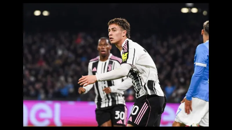 Cầu thủ Juventus vượt qua phòng ngự của Pafos trên sân cỏ
